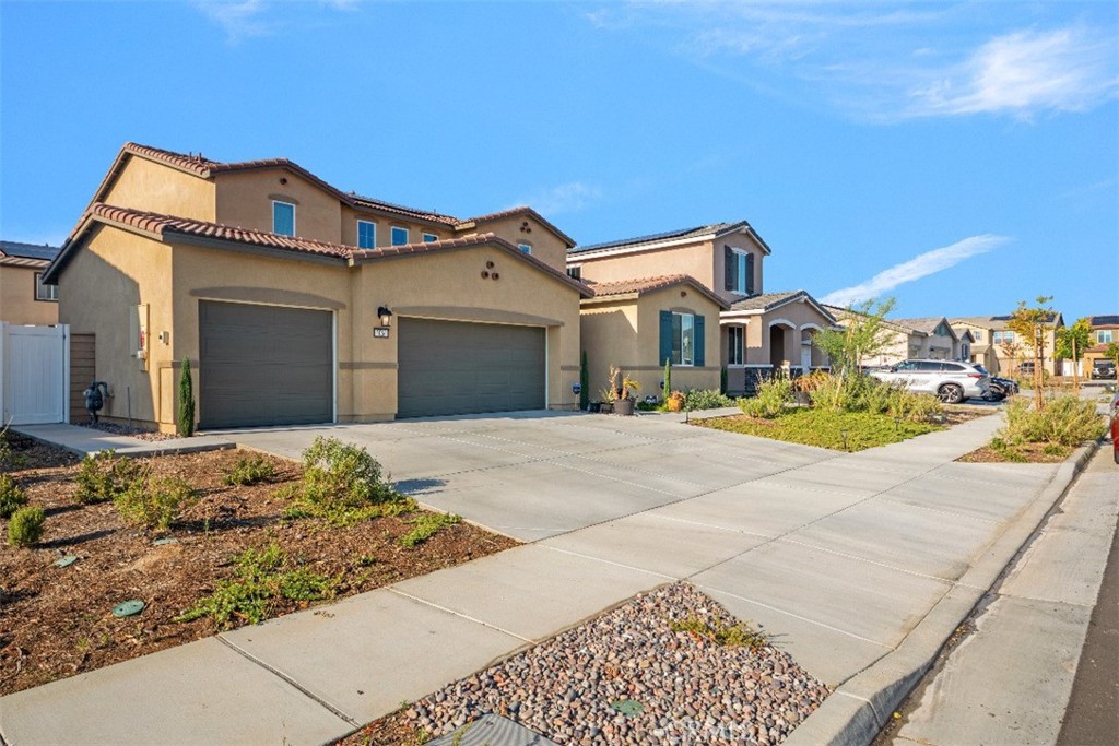 5066 Banjo Way Hemet, CA 92545 - Photo 2 of 27 a front view of a house with a entertaining space