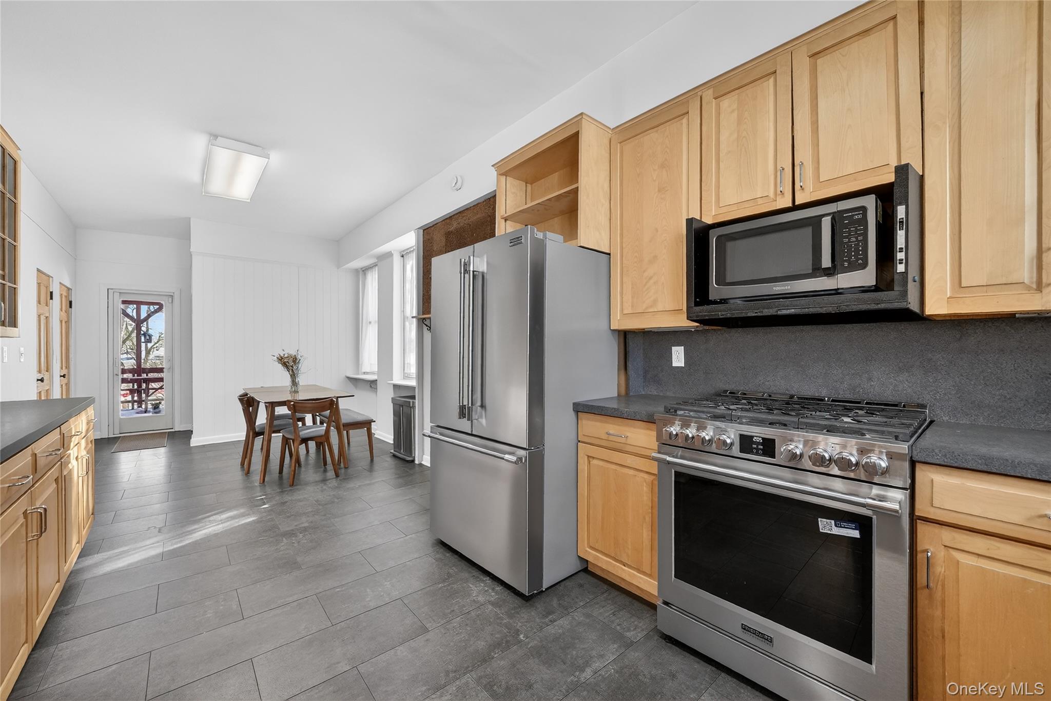 152 Sutton Manor Road New Rochelle, NY 10801 - Photo 15 of 49