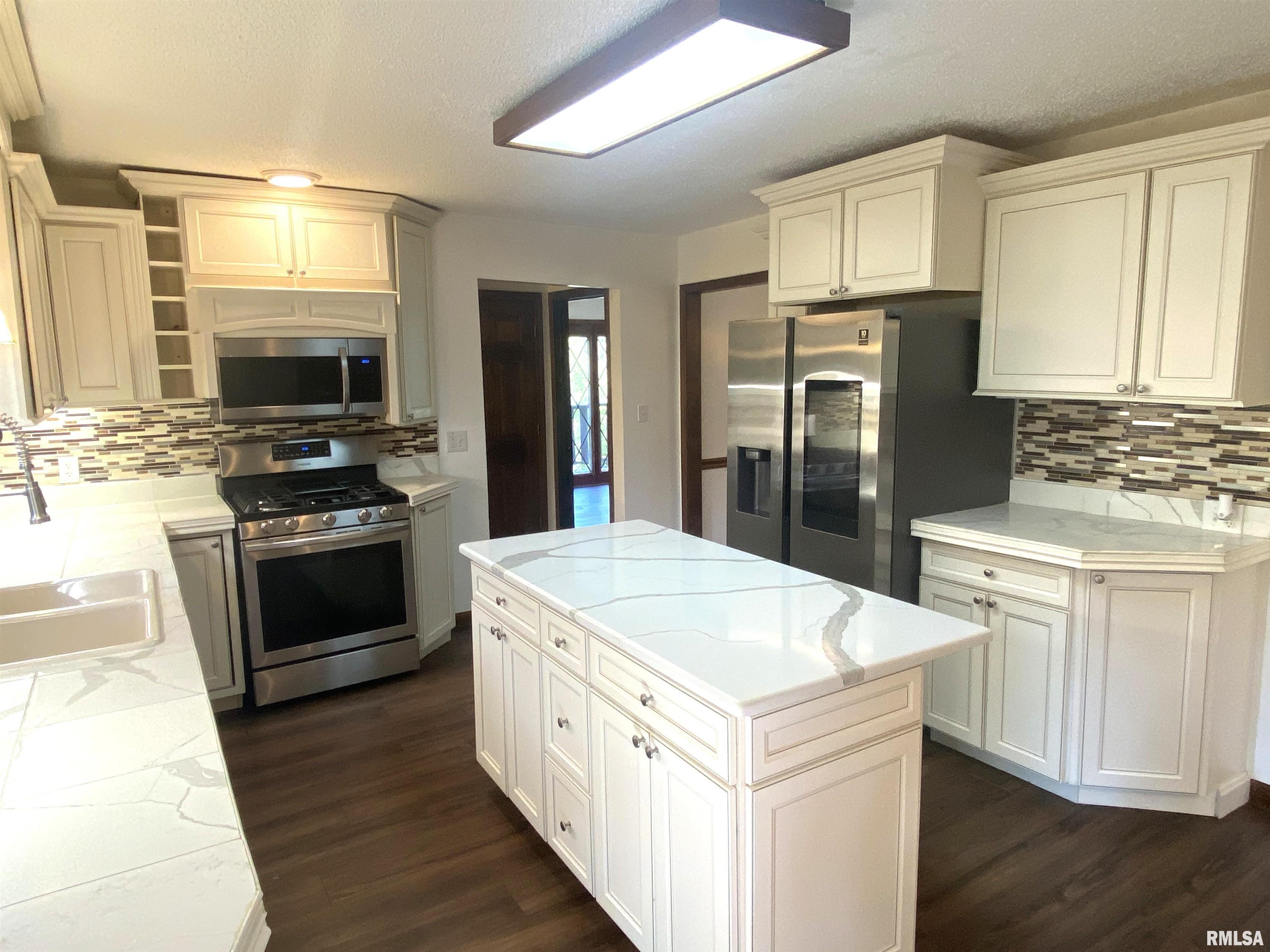 3912 West Bluffs Road Springfield, IL 62711 - Photo 3 of 44 Gallery Image 3