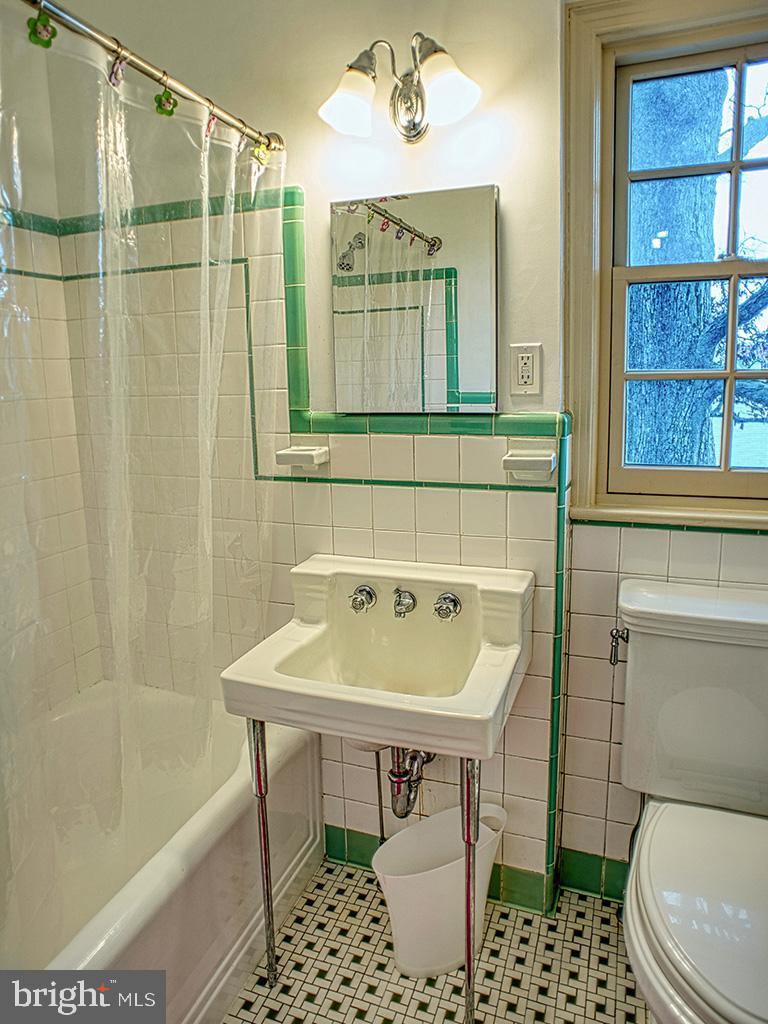 4643 16th Street Northwest, Unit B Washington, DC 20011 - Photo 17 of 24 Hall bath