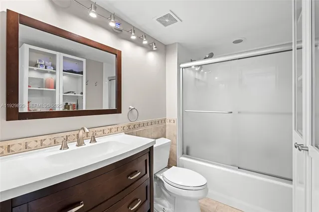 $3,200 | 1155 Brickell Bay Drive, Unit 2605, Miami, FL 33131