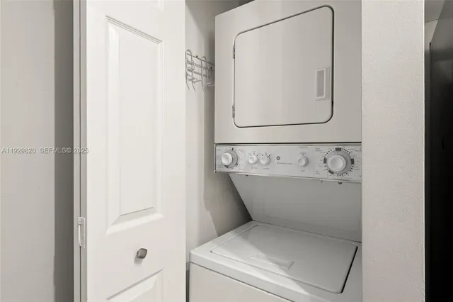 $3,200 | 1155 Brickell Bay Drive, Unit 2605, Miami, FL 33131