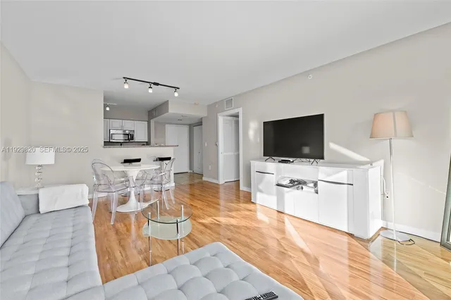 $3,200 | 1155 Brickell Bay Drive, Unit 2605, Miami, FL 33131