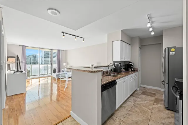 $3,200 | 1155 Brickell Bay Drive, Unit 2605, Miami, FL 33131