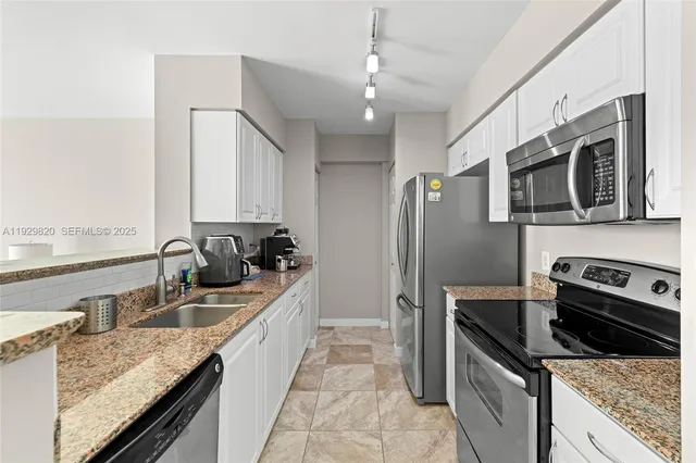 $3,200 | 1155 Brickell Bay Drive, Unit 2605, Miami, FL 33131