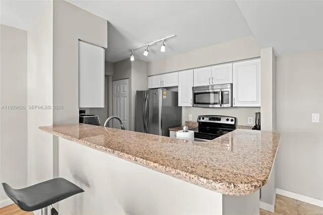 $3,200 | 1155 Brickell Bay Drive, Unit 2605, Miami, FL 33131