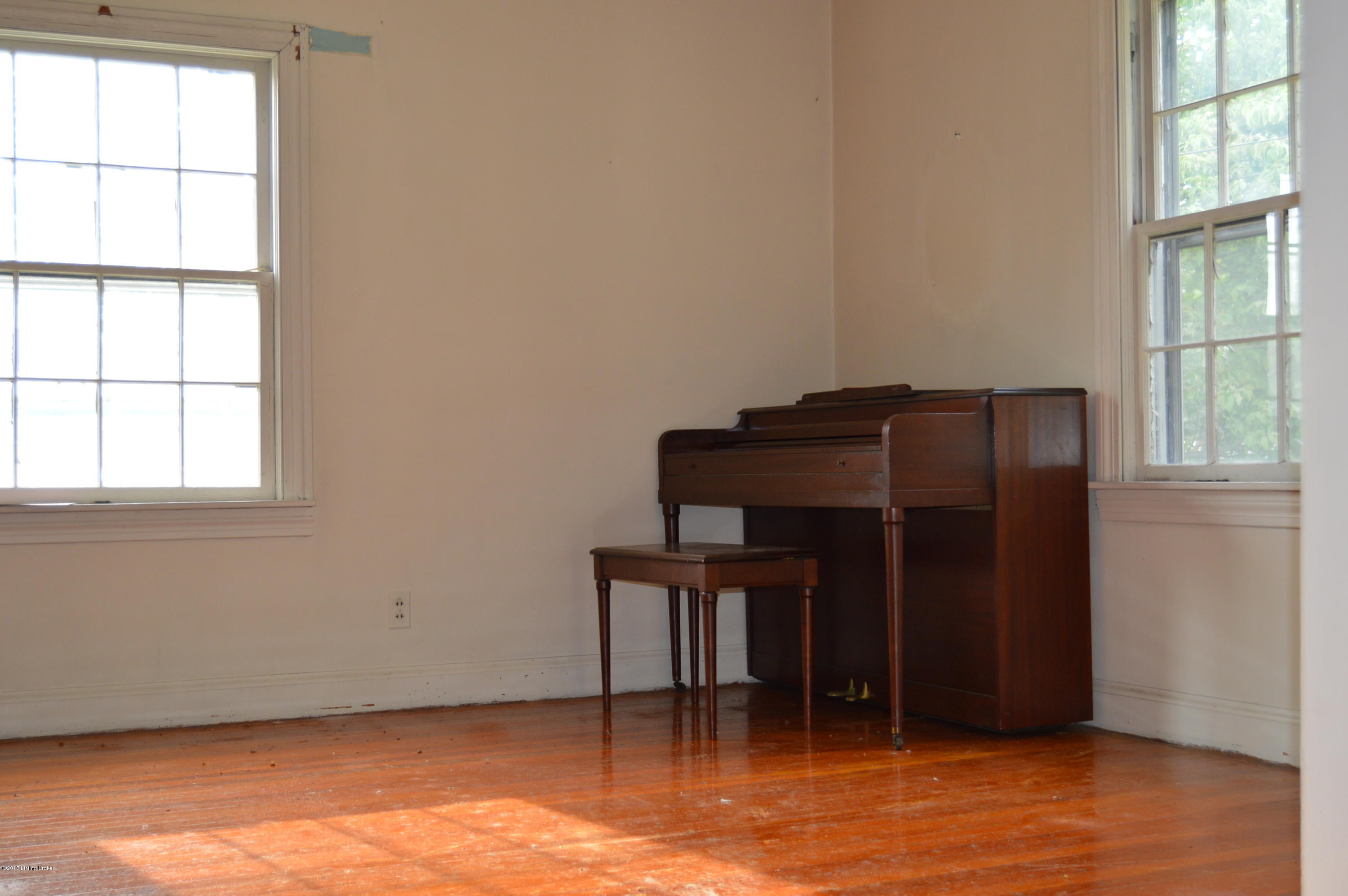 4740 Dover Road Louisville, KY 40216 - Photo 10 of 21 DSC_0541
