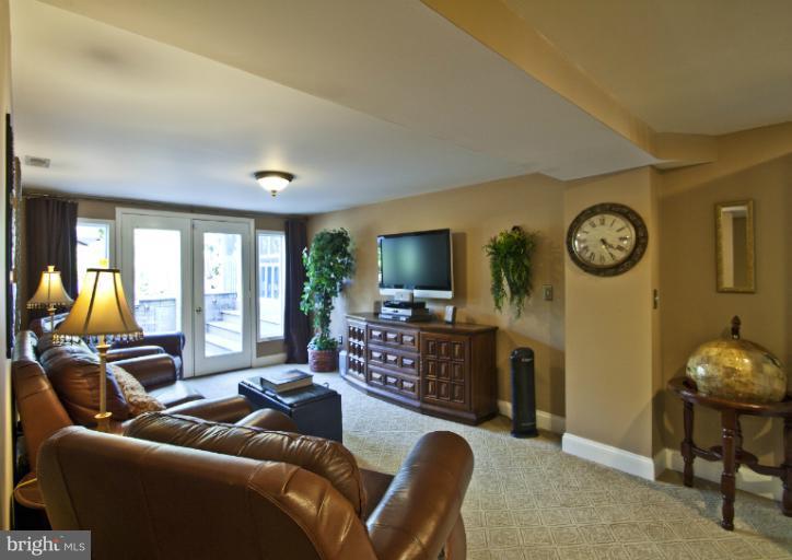 150 Rugby Road Arnold, MD 21012 - Photo 14 of 30 Living Room