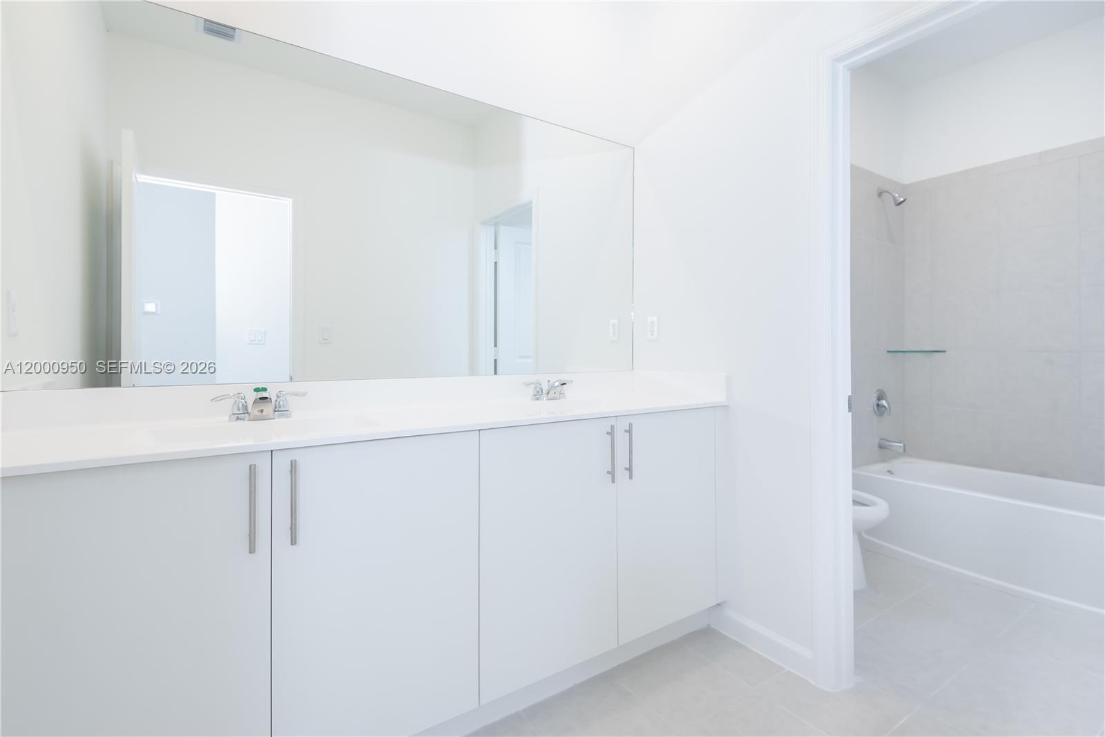 2636 Southeast 8th Court Homestead, FL 33035 - Photo 16 of 34 a bathroom with a sink a mirror and a bathtub