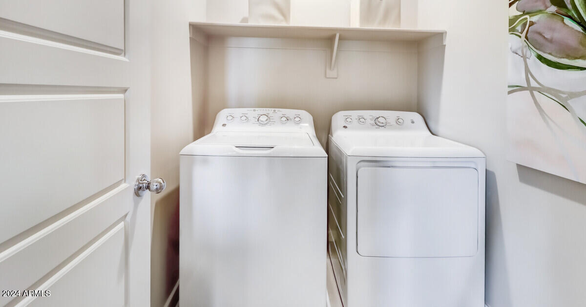 2816 West Red Fox Road Phoenix, AZ 85085 - Photo 16 of 25 67966_23 North_Aquila_Laundry Room
