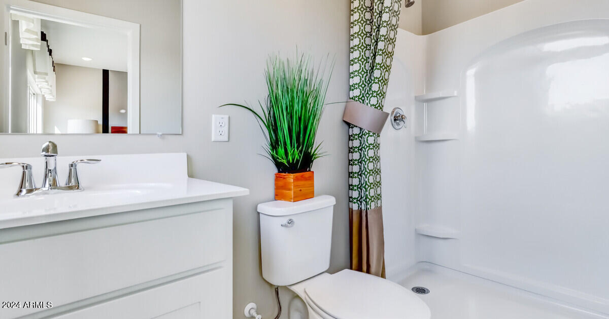 2816 West Red Fox Road Phoenix, AZ 85085 - Photo 21 of 25 67967_23 North_Aquila_Owner_s Spa Bath