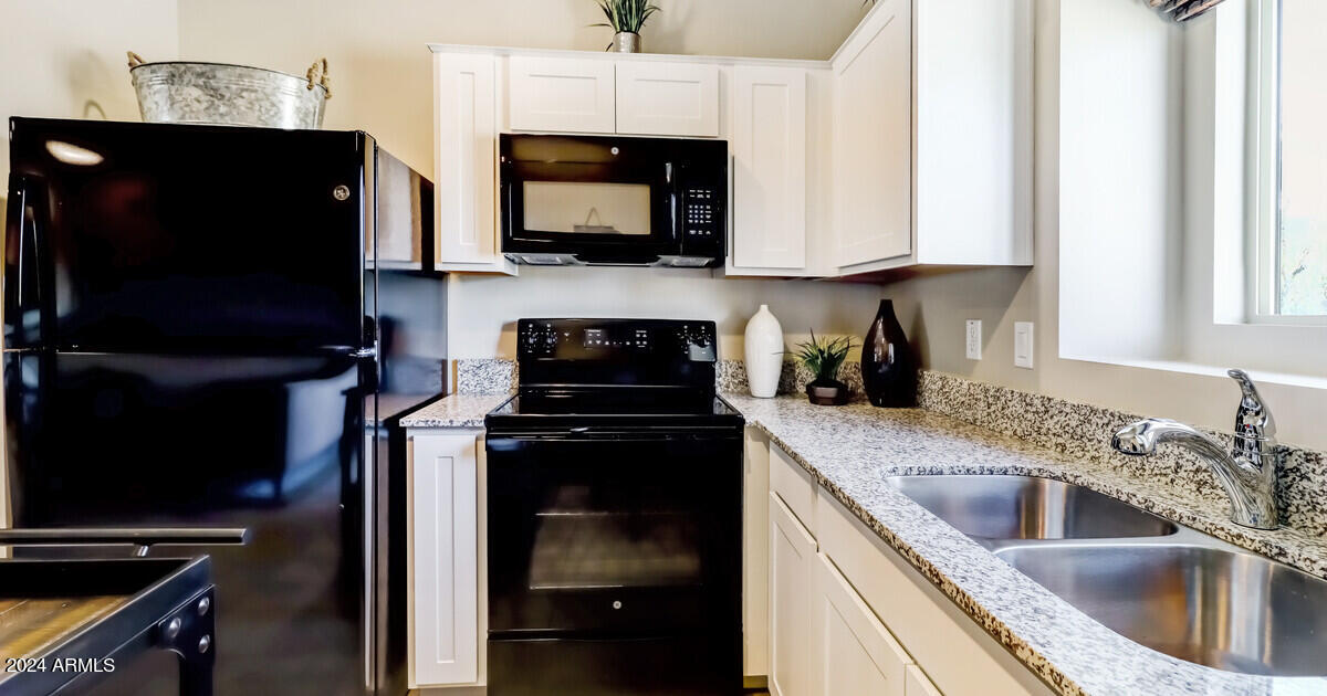 2816 West Red Fox Road Phoenix, AZ 85085 - Photo 3 of 25 67965_23 North_Aquila_Kitchen