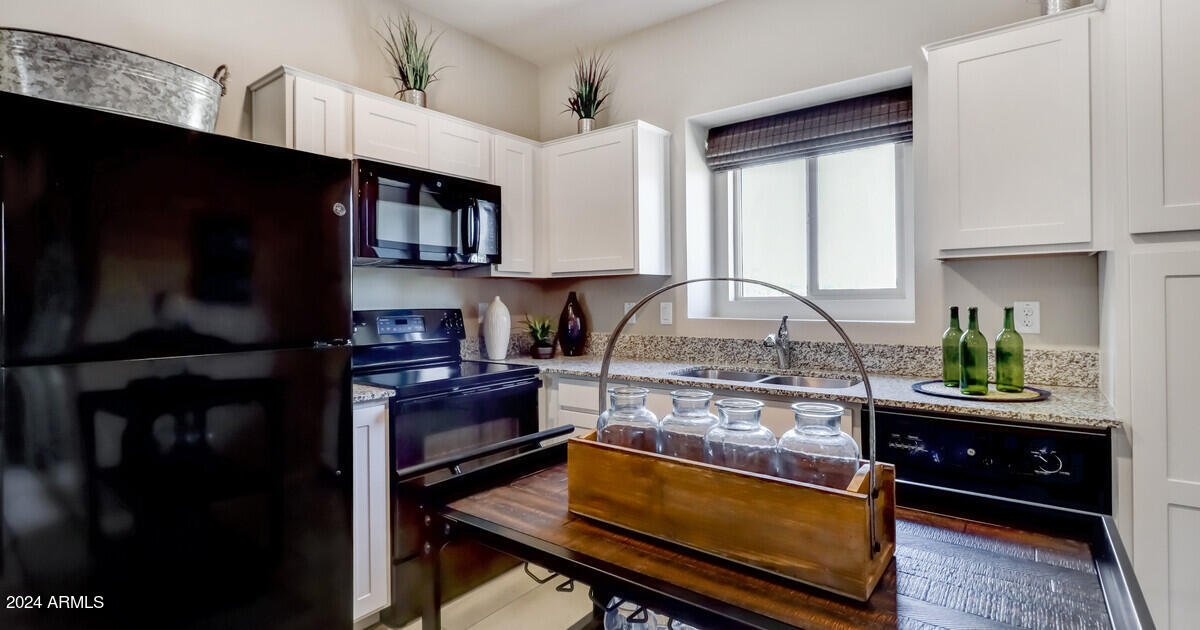 2816 West Red Fox Road Phoenix, AZ 85085 - Photo 4 of 25 67964_23 North_Aquila_Kitchen