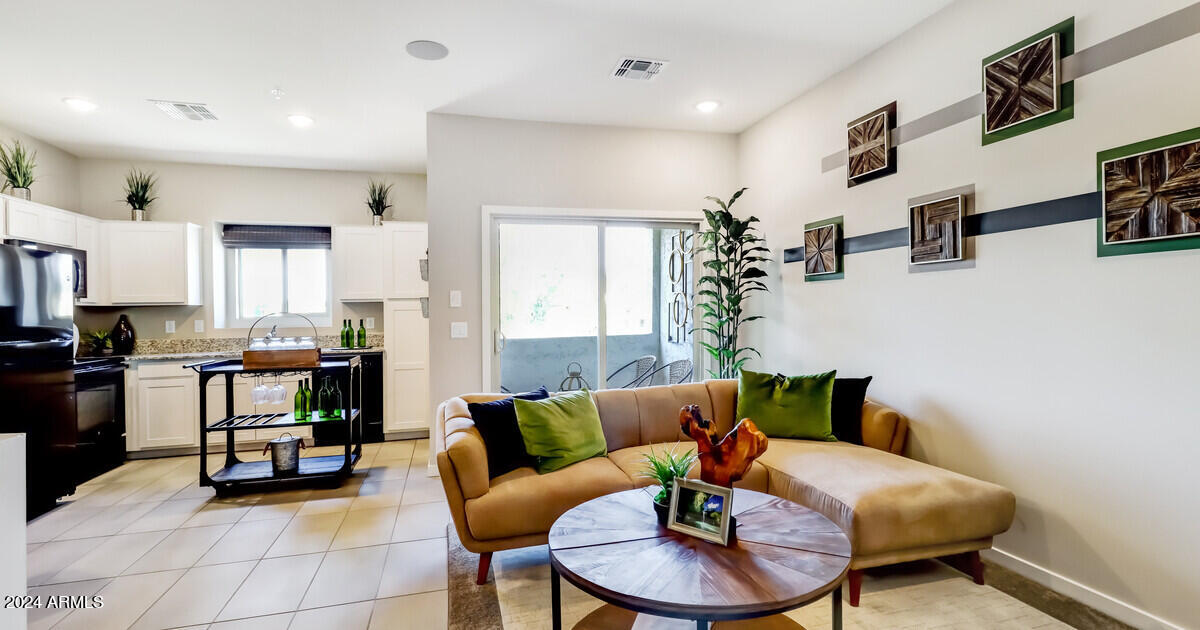 2816 West Red Fox Road Phoenix, AZ 85085 - Photo 6 of 25 67962_23 North_Aquila_Great Room