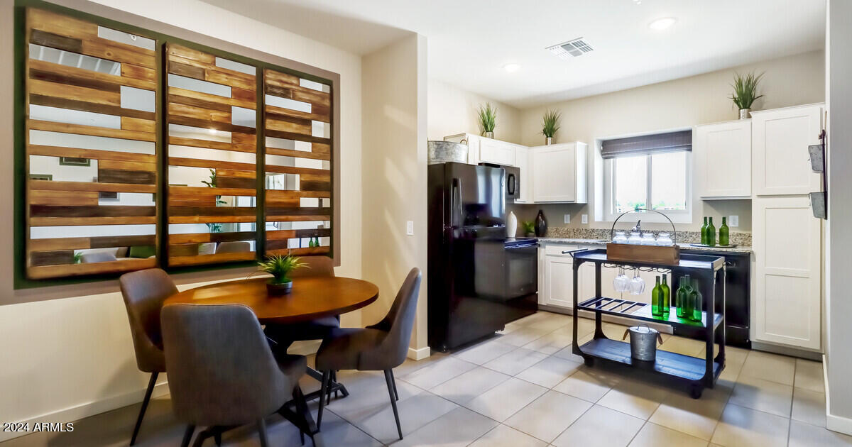 2816 West Red Fox Road Phoenix, AZ 85085 - Photo 8 of 25 67953_23 North_Aquila_Dining Area