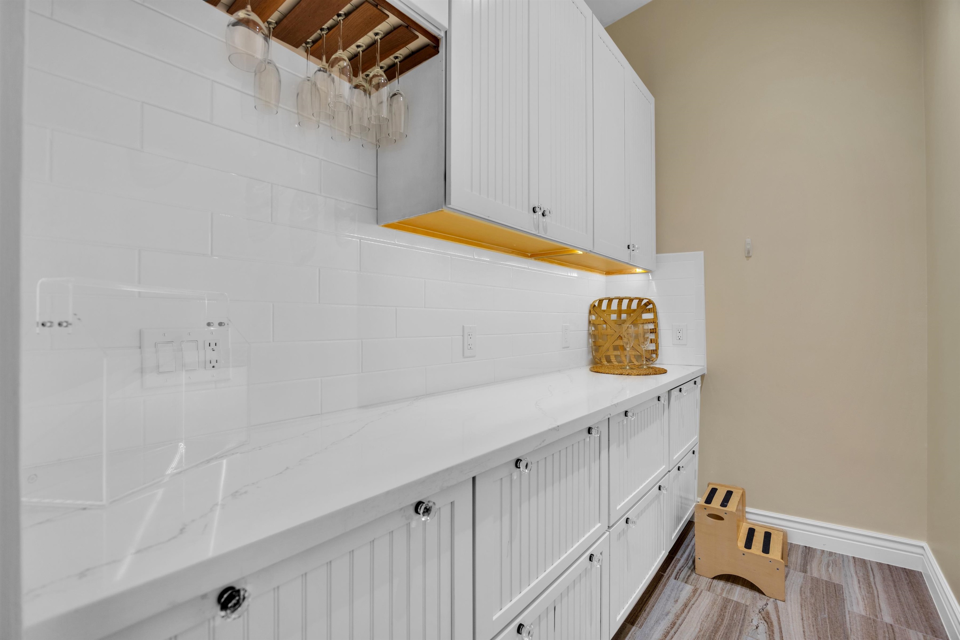 65 North Holokai Road Haiku, HI 96708 - Photo 17 of 50 a bathroom with a sink and mirror