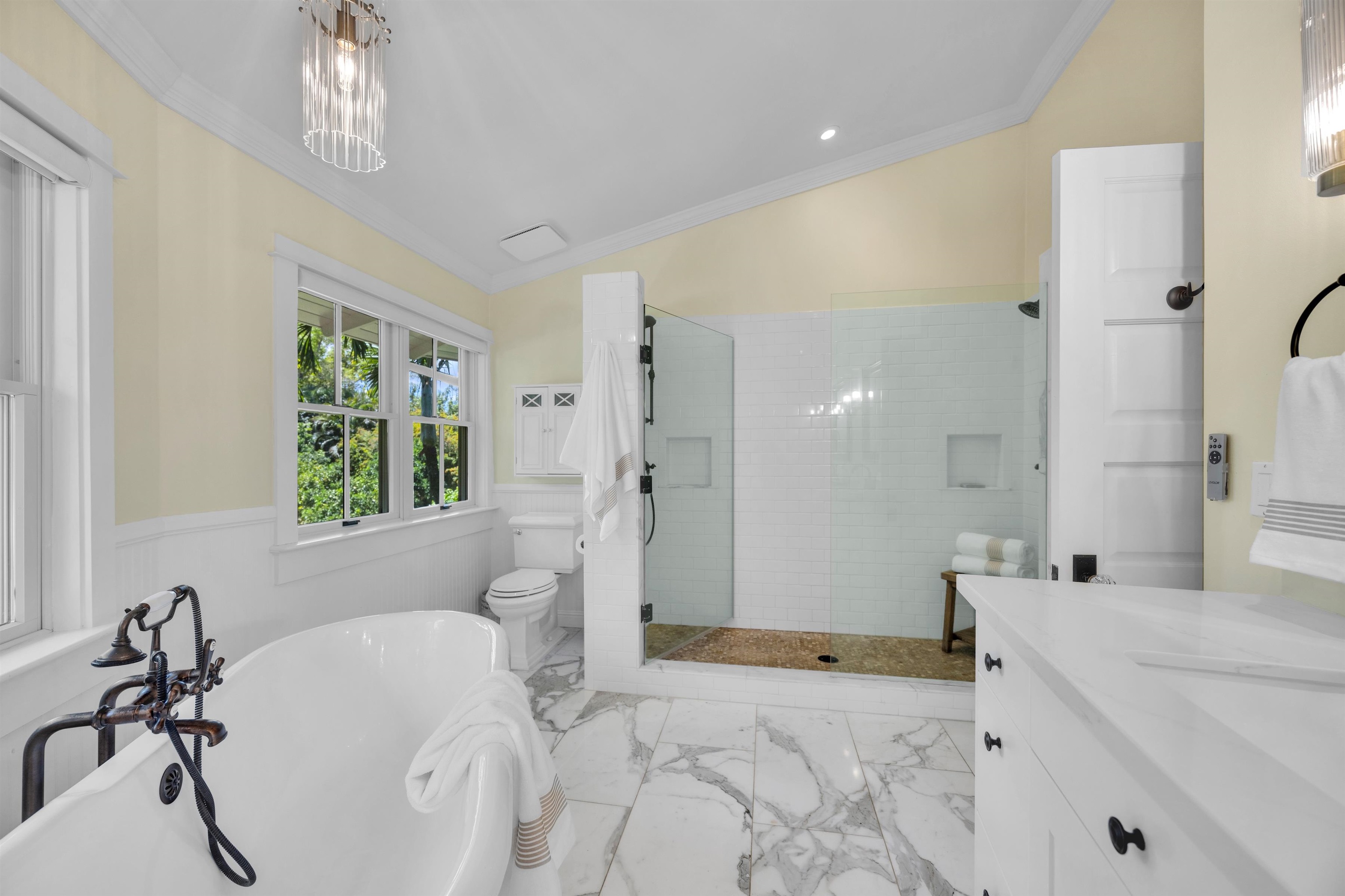 65 North Holokai Road Haiku, HI 96708 - Photo 26 of 50 a bathroom with a bathtub and a shower