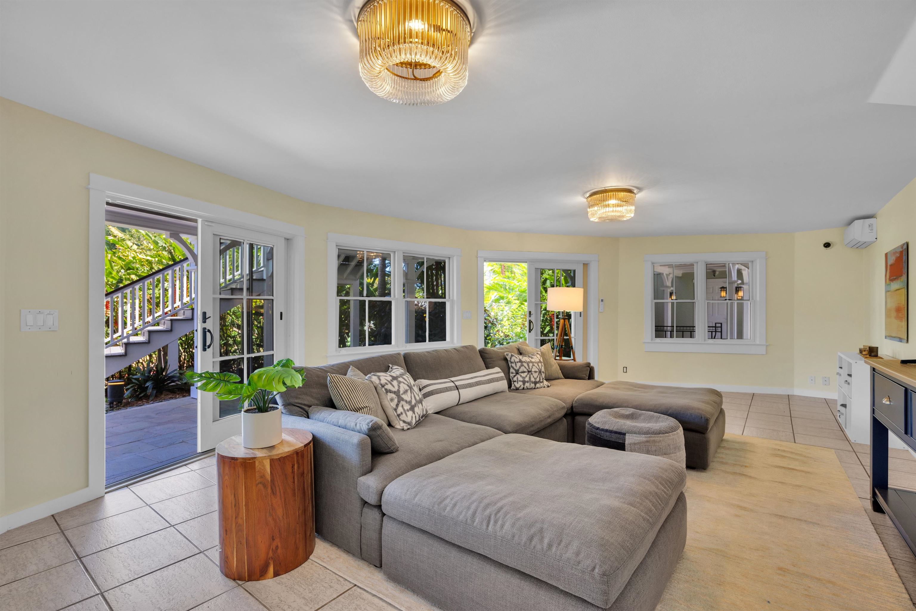 65 North Holokai Road Haiku, HI 96708 - Photo 27 of 50 a living room with furniture and a potted plant