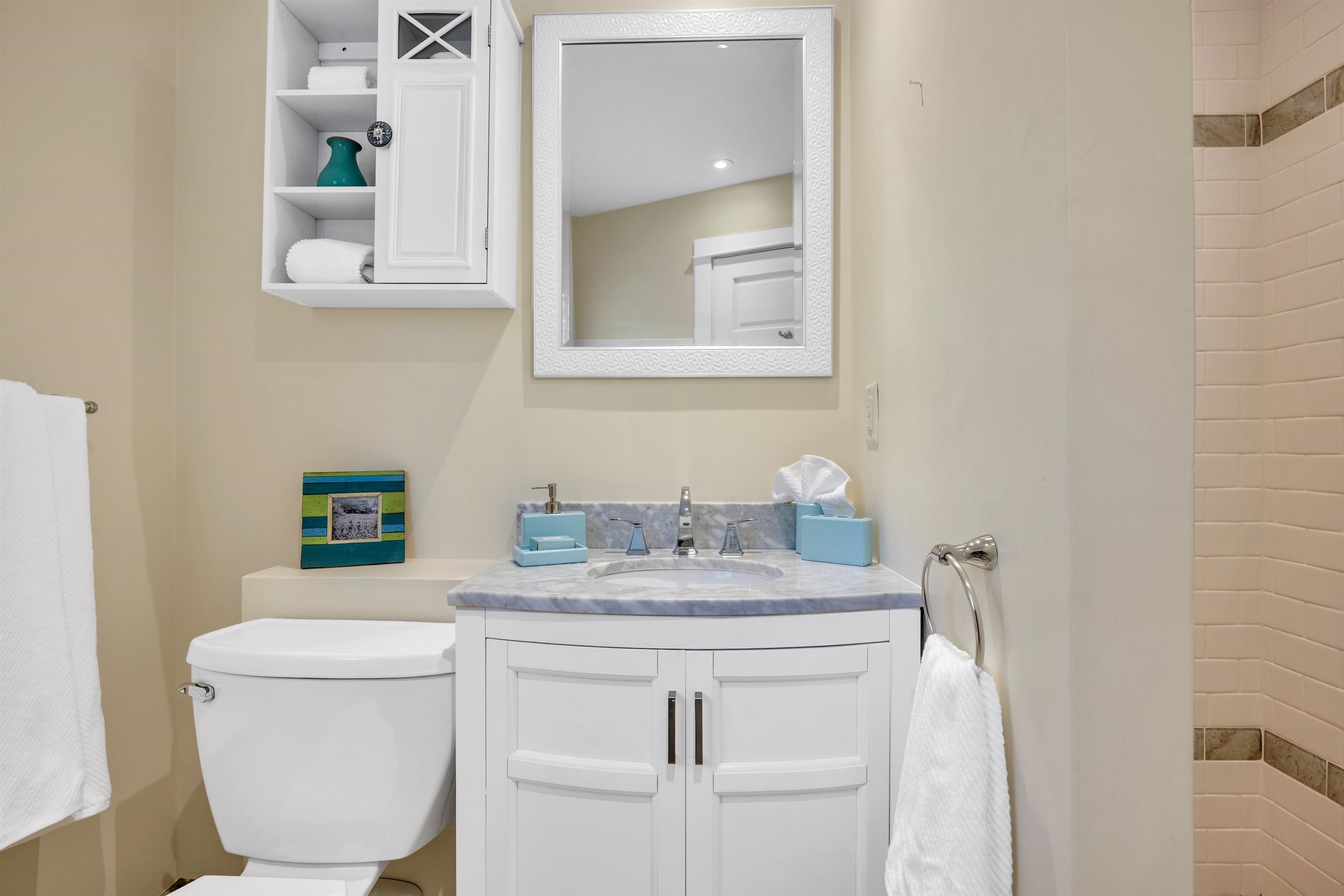 65 North Holokai Road Haiku, HI 96708 - Photo 32 of 50 a bathroom with a toilet sink vanity and mirror