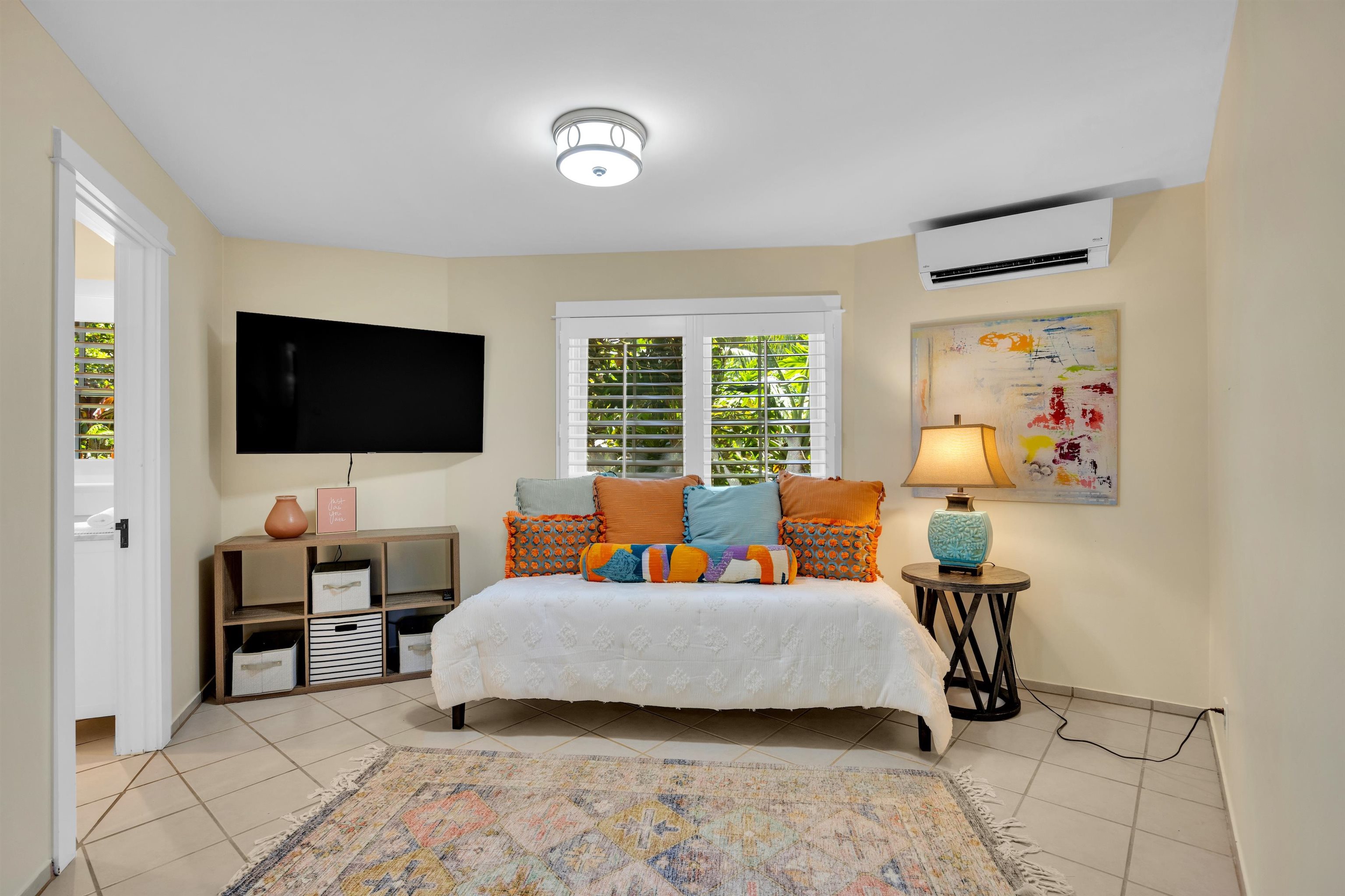 65 North Holokai Road Haiku, HI 96708 - Photo 35 of 50 a bedroom with furniture and a flat screen tv