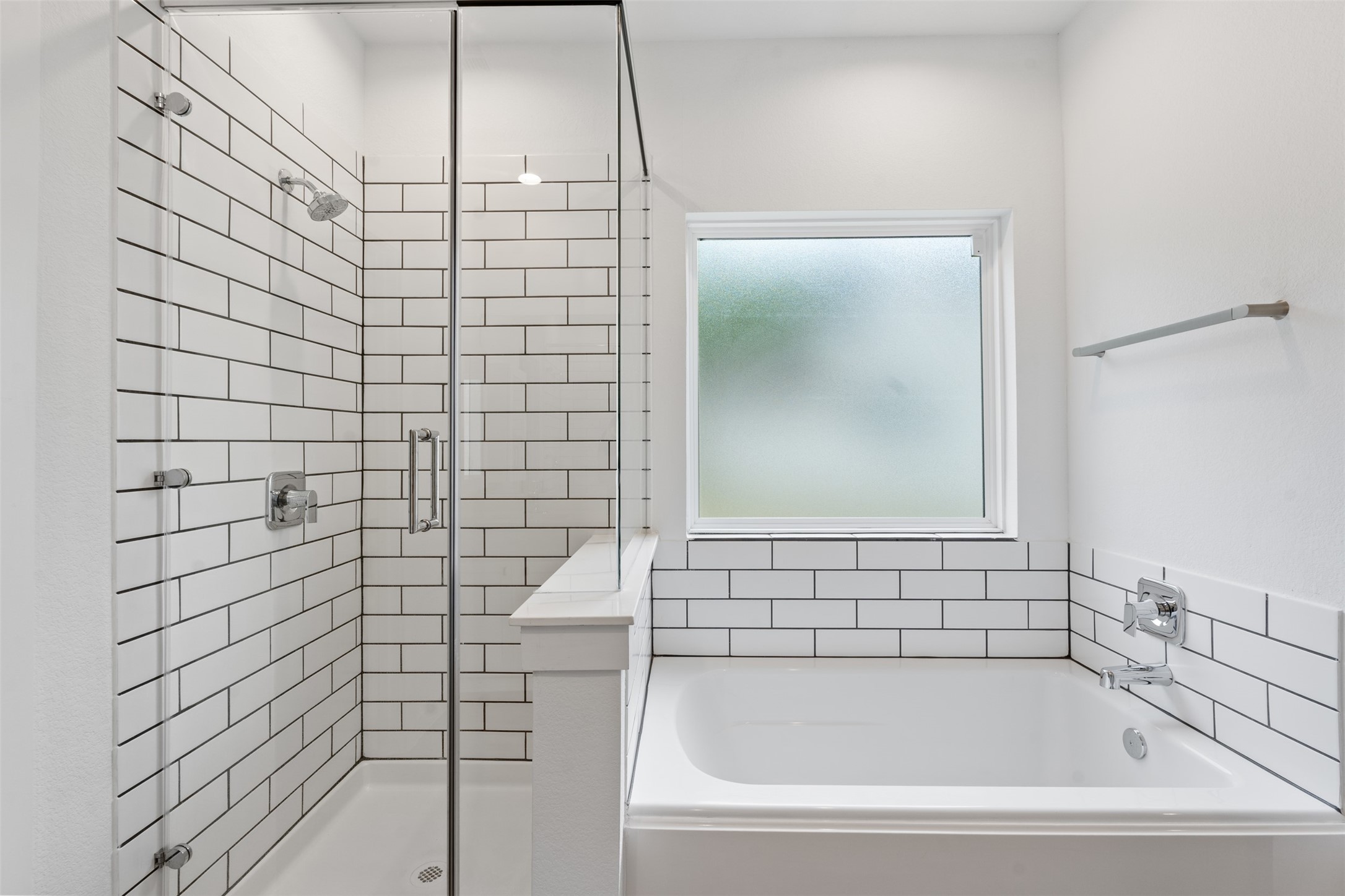 14379 Sweet Mdw Trail Conroe, TX 77384 - Photo 12 of 33 a bathroom with a bathtub