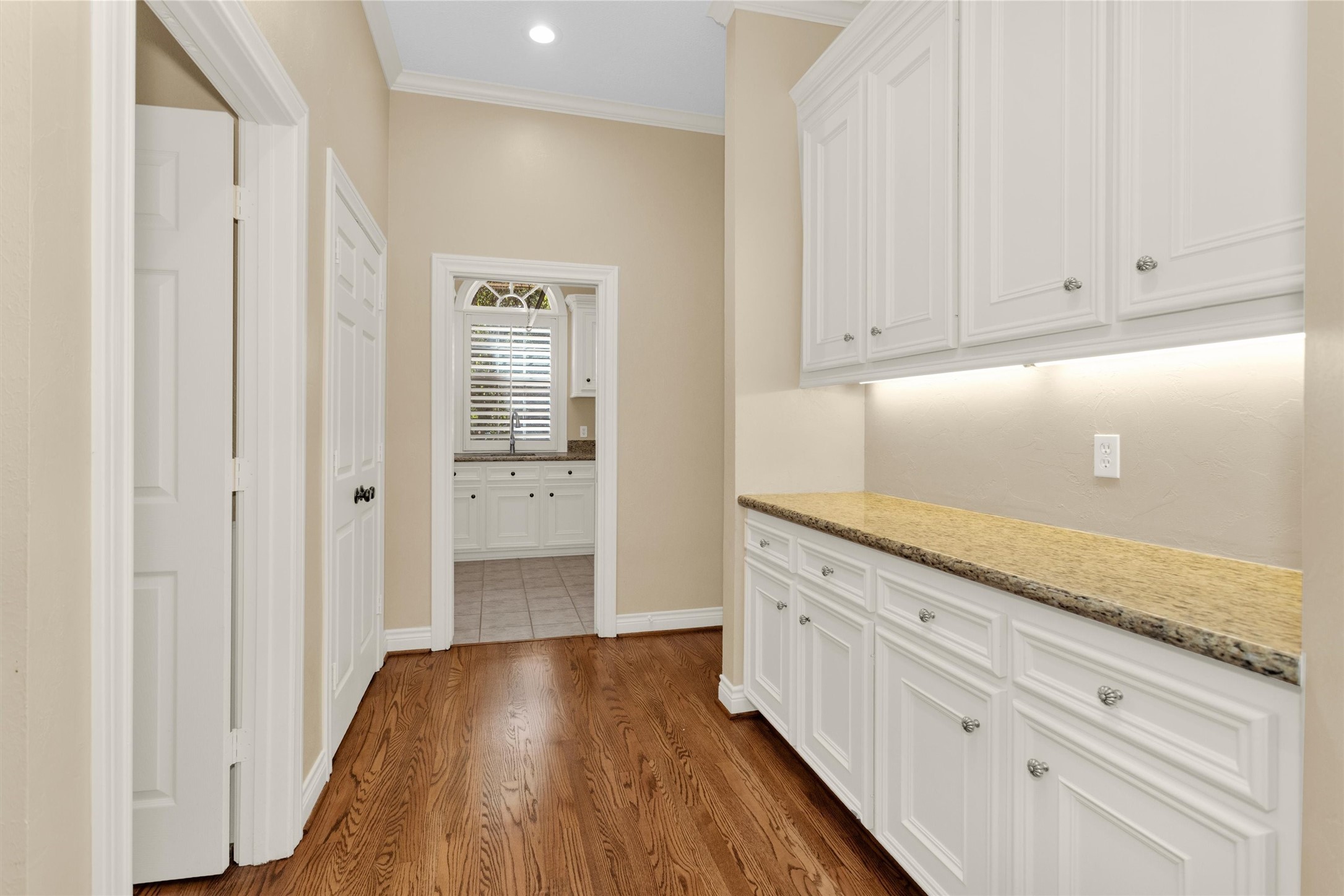 263 Saddle Ridge Spring, TX 77380 - Photo 27 of 50 Butler's Pantry and Laundry Room Beyond. Garage Entry on the right.