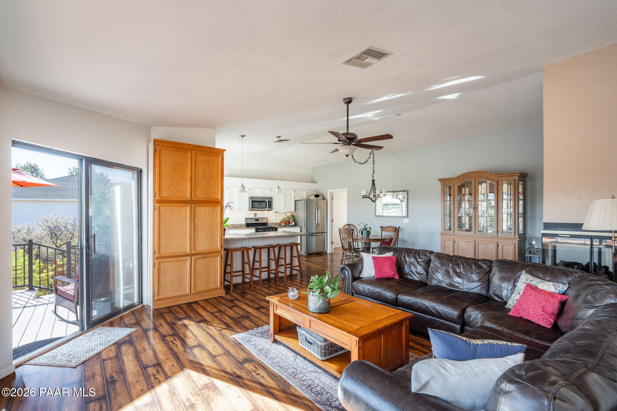 749 Zuni Trail Dewey, AZ 86327 - Photo 4 of 49 Grt Rm With Wood Laminate Flooring