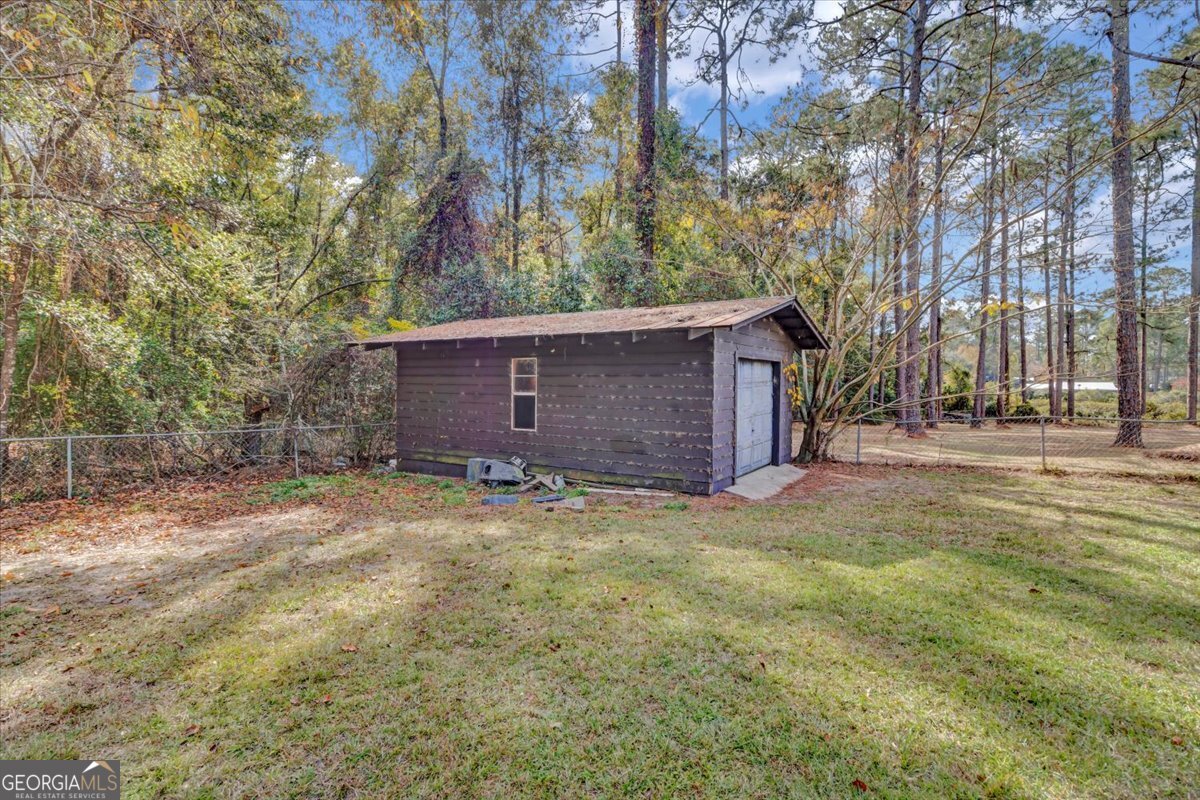 1702 Vada Road Bainbridge, GA 39817 - Photo 24 of 33 a backyard of a house