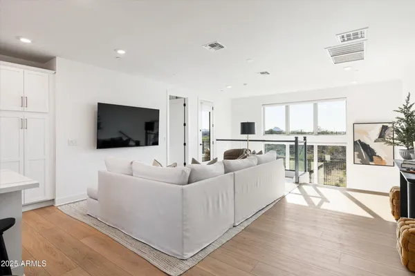 $618,888 | 2121 West Sonoran Desert Drive, Unit 8, Phoenix, AZ 85085