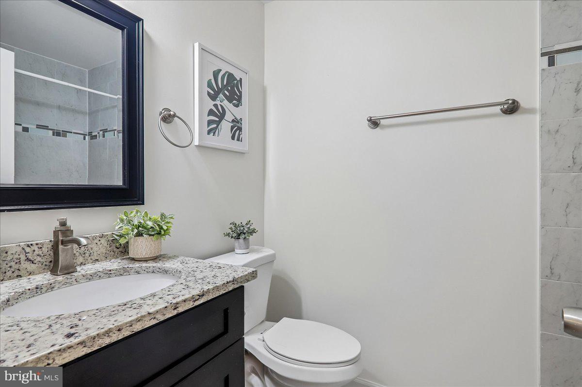 9235 Hummingbird Terrace Gaithersburg, MD 20879 - Photo 29 of 61 Upper Level Hall Bathroom