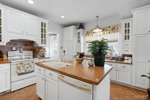 $379,000 | 324 Vine Street, Dexter, MO 63841