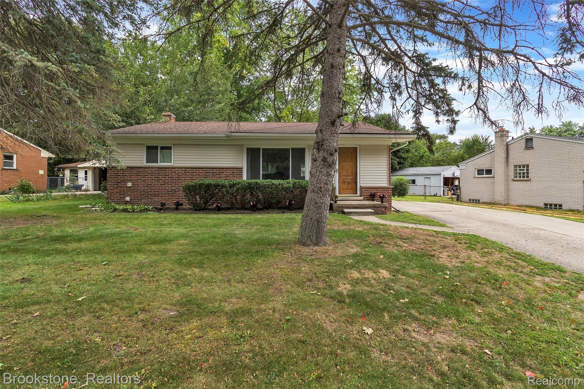 392 Winry Drive Rochester, MI 48307 - Photo 3 of 35 392-Winry-Dr-Rochester-Hills-MI-windowstill-3.jpg