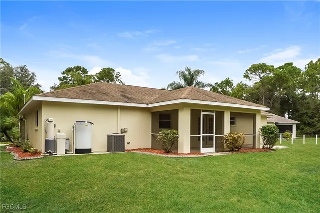 a view of a house with backyard