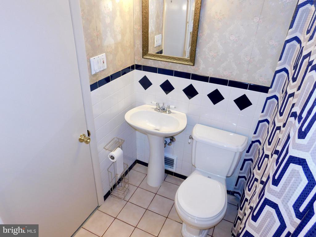 4720 Mawani Road Baltimore, MD 21206 - Photo 14 of 34 Full Bathroom