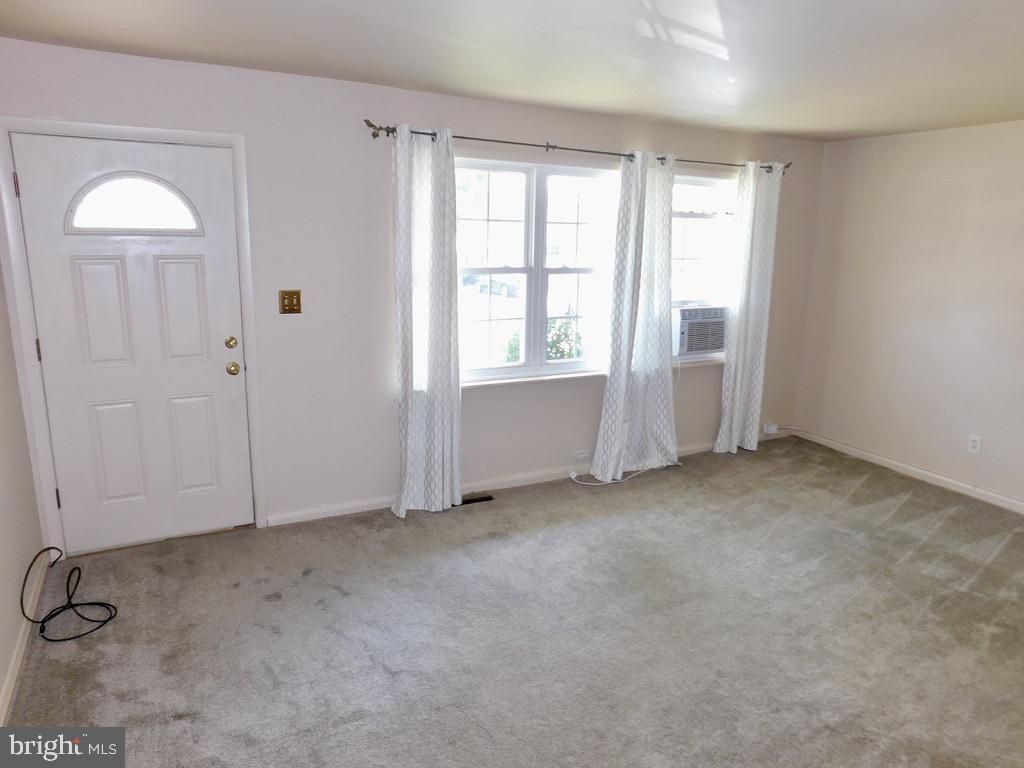 4720 Mawani Road Baltimore, MD 21206 - Photo 3 of 34 Bright & Cheery Living Room