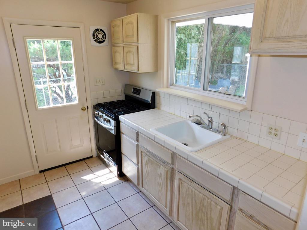 4720 Mawani Road Baltimore, MD 21206 - Photo 7 of 34 Kitchen Door to side Yard