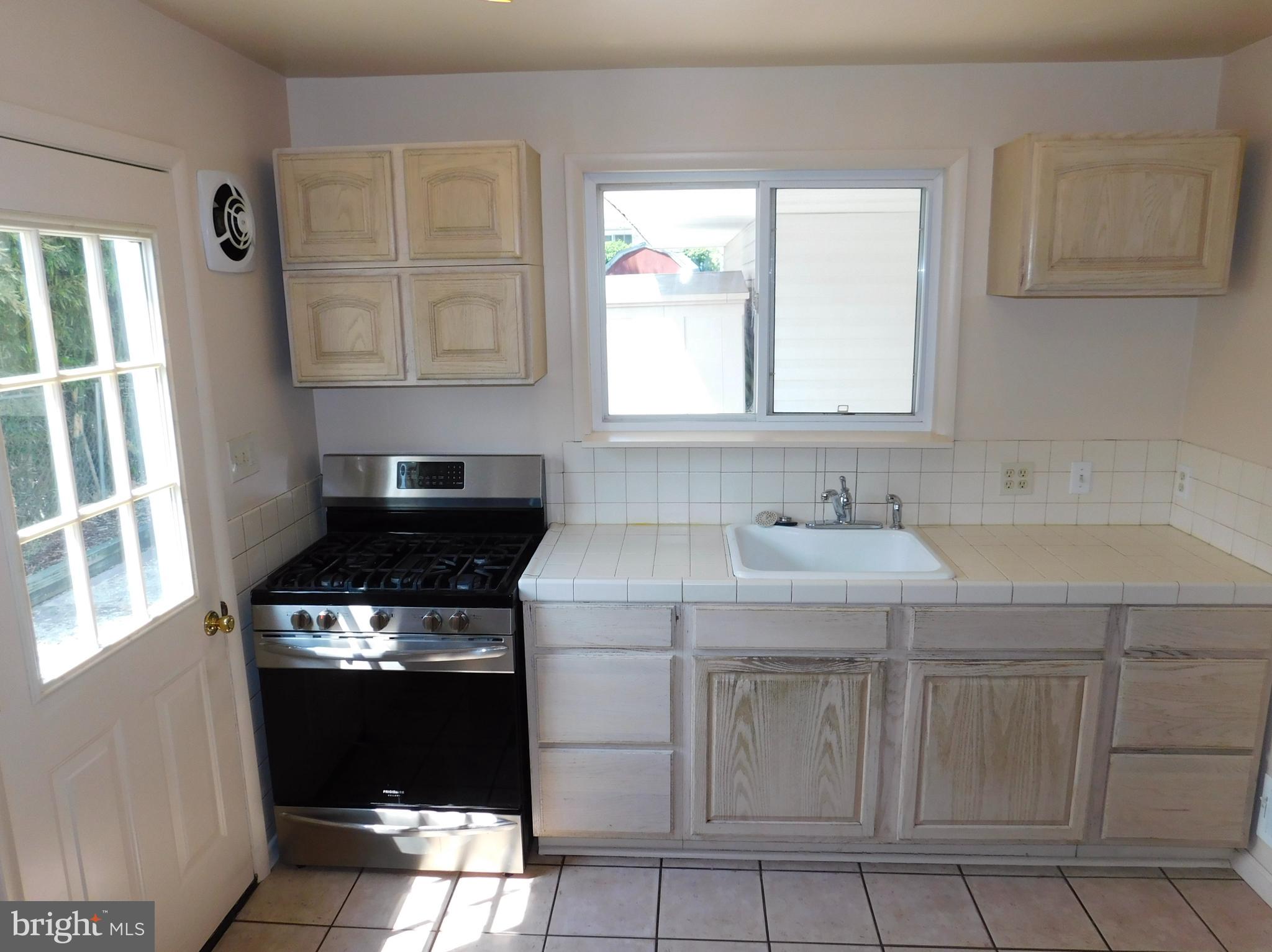 4720 Mawani Road Baltimore, MD 21206 - Photo 8 of 34 Check out this Gas Stove!