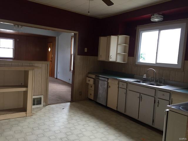 116 Berry Street Gillespie, IL 62033 - Photo 4 of 12 Gallery Image 4