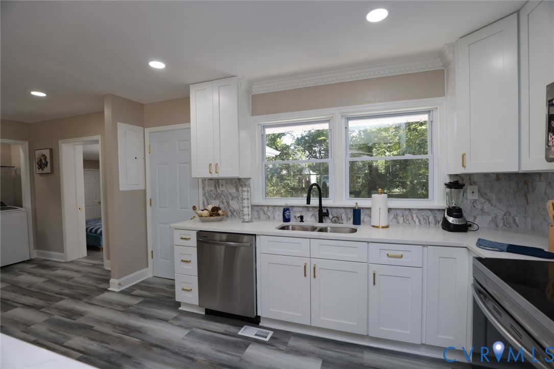 3007 Dunwick Road Richmond, VA 23230 - Photo 26 of 49 White shaker cabinetry with gold-tone hardware, st