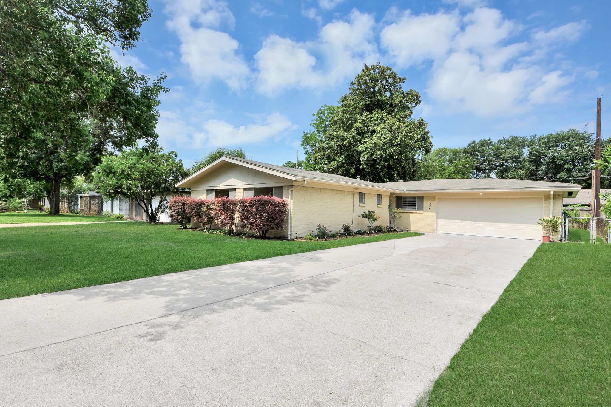 1923 Springrock Lane Houston, TX 77080 - Photo 3 of 46