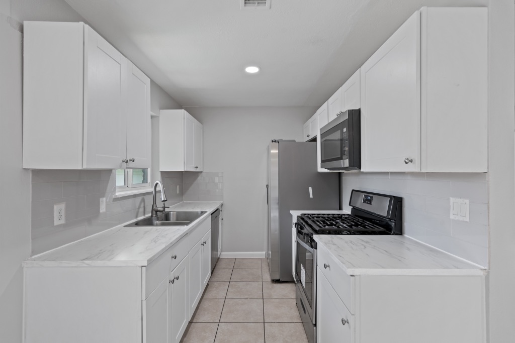 1407 Avebury Circle, Unit B Austin, TX 78753 - Photo 2 of 18