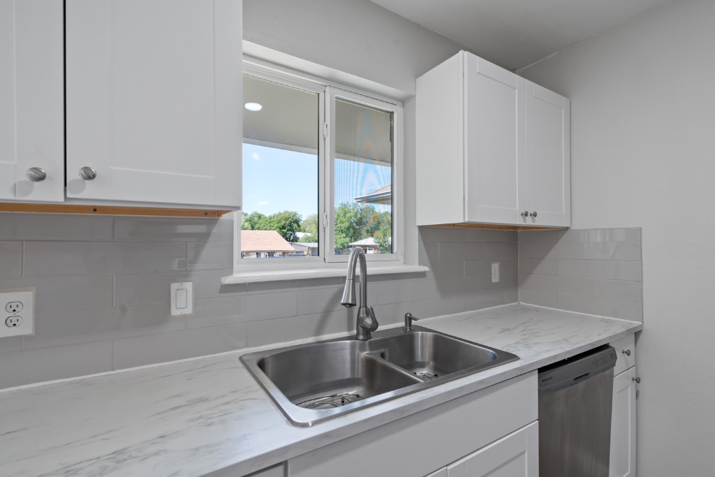 1407 Avebury Circle, Unit B Austin, TX 78753 - Photo 4 of 18