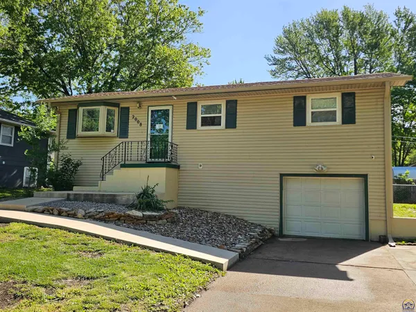 $209,000 | 2008 Maplecrest Drive, Emporia, KS 66801