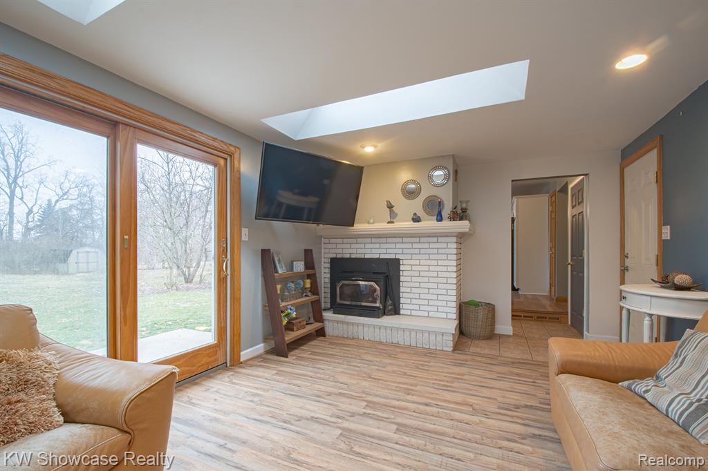 6989 Hatchery Road Waterford, MI 48327 - Photo 12 of 24 Gallery Image 12