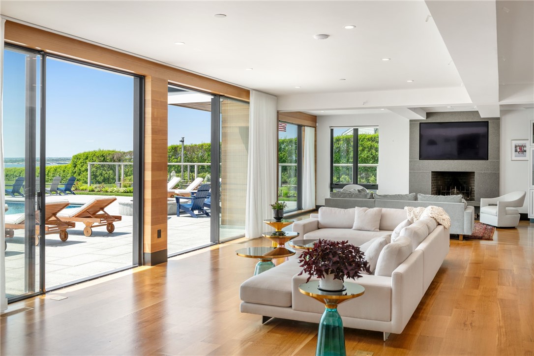 511 Ocean Avenue Newport, RI 02840 - Photo 17 of 45