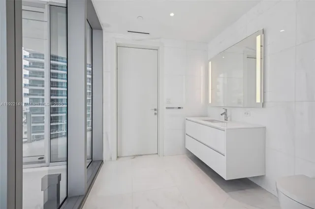 $17,000 | 300 South Biscayne Boulevard, Unit 1907W, Miami, FL 33131