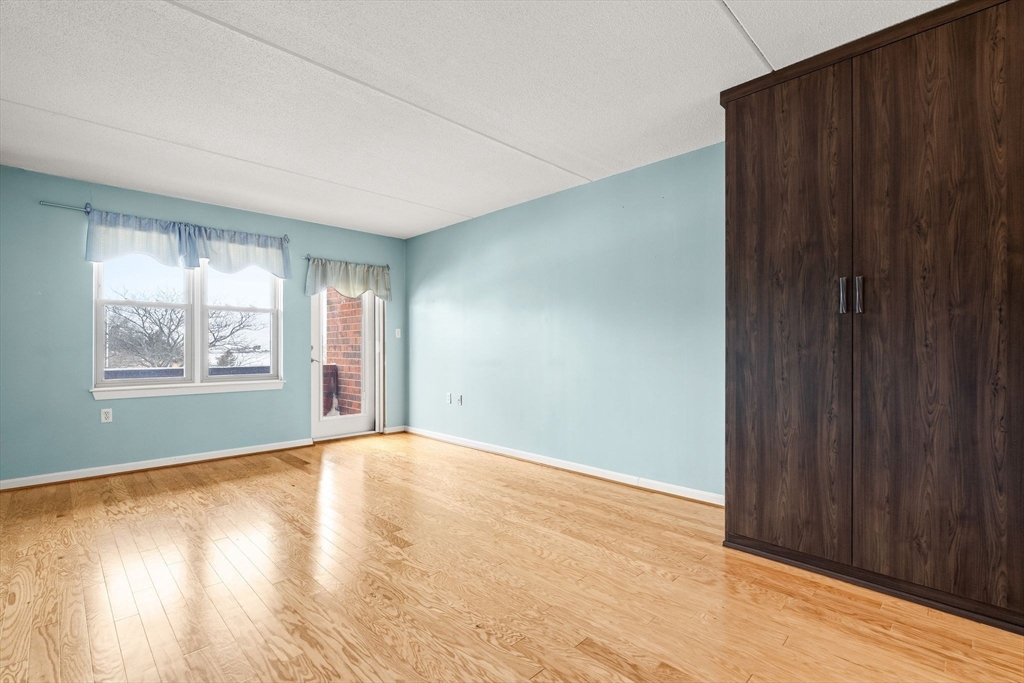 155 George Washington Boulevard, Unit 210 Hull, MA 02045 - Photo 22 of 42 an empty room with windows