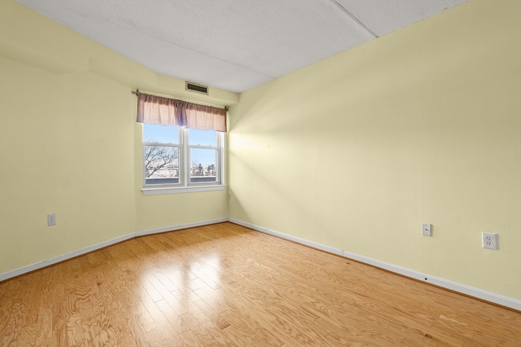 155 George Washington Boulevard, Unit 210 Hull, MA 02045 - Photo 34 of 42 an empty room with windows