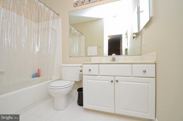 2822 Roesh Way Vienna, VA 22181 - Photo 11 of 29 Upper Level Bath