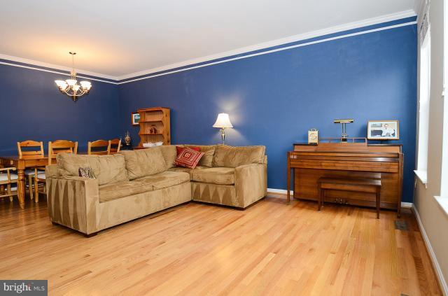 2822 Roesh Way Vienna, VA 22181 - Photo 10 of 29 Living Room